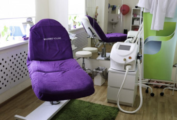 Процедурное кресло в кабинете клиники